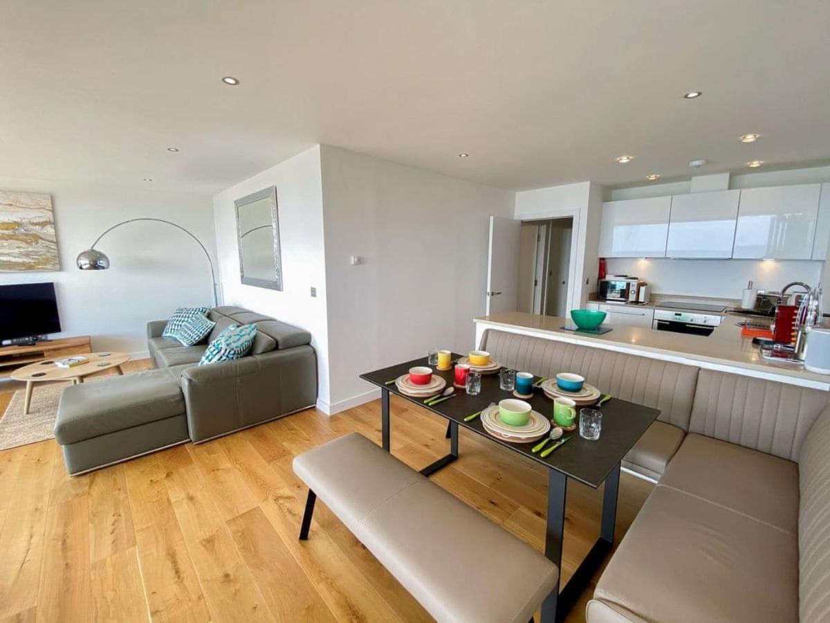 Sunset Waves Sea View Apartment Featuring Panoramic Views & Parking New Quay Exterior foto